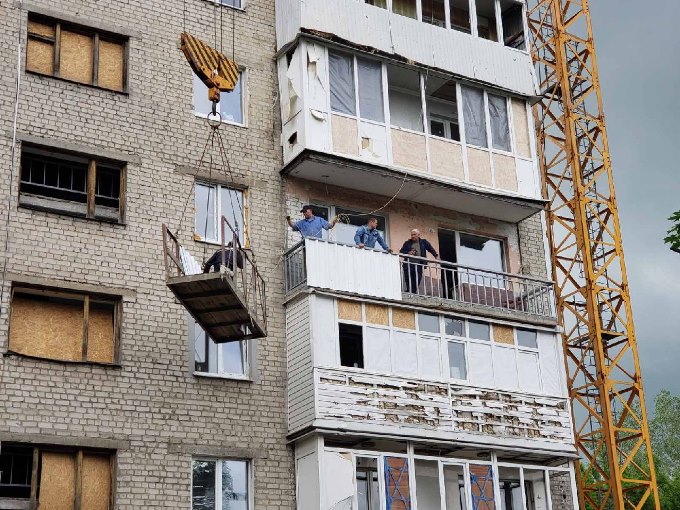 У Холодногірському районі триває відновлення житлового будинку, який був пошкоджений внаслідок ворожих обстрілів.
